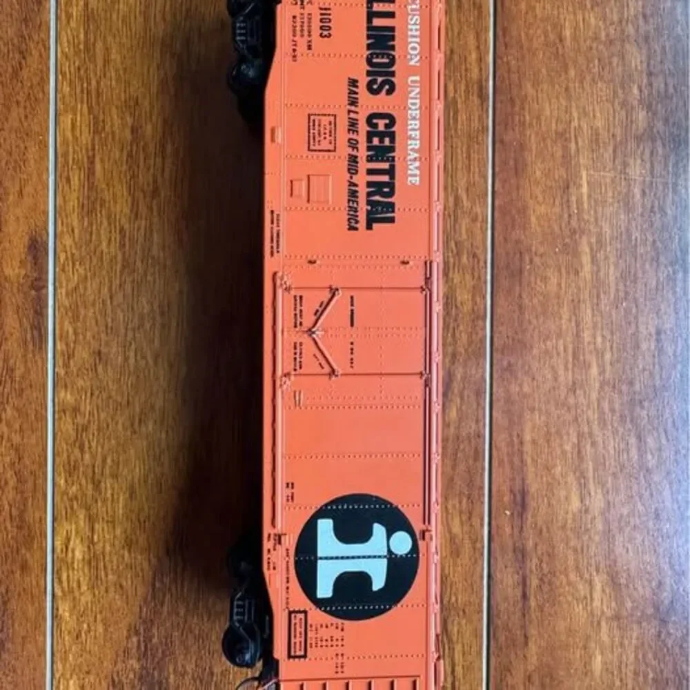5 HO Scale Boxcars